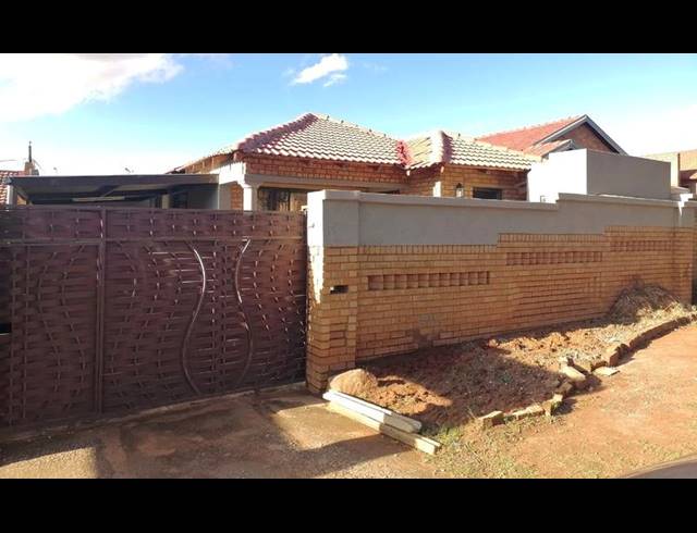 3 BEDROOM HOUSE FOR SALE IN PROTEA NORTH